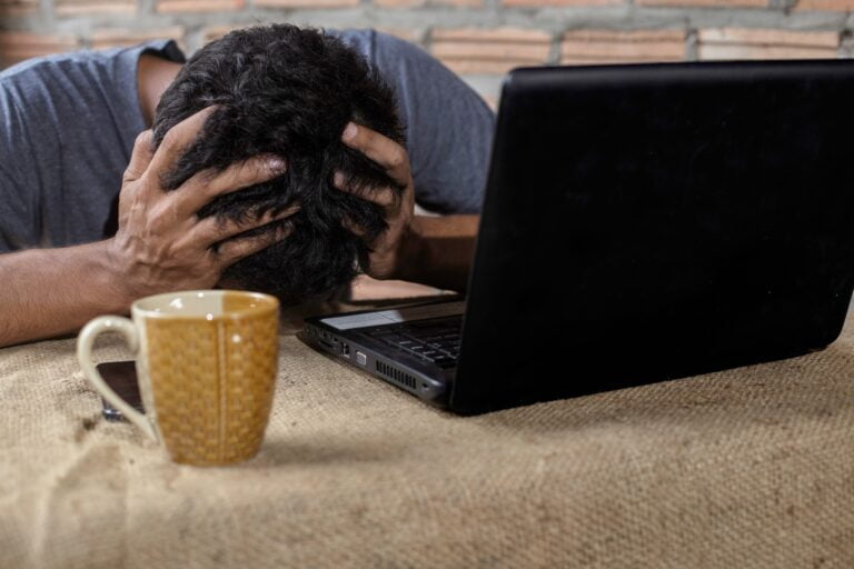 Man met stressaanval voor computer