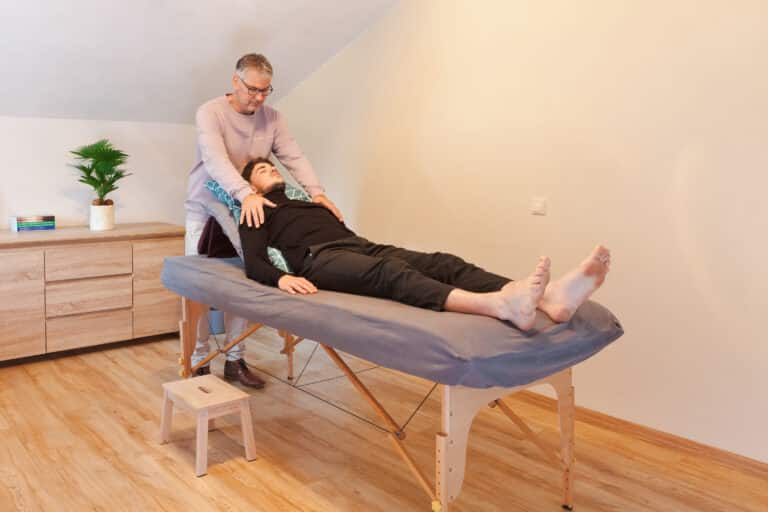 Marco geeft een ademcoaching sessie aan een cursist