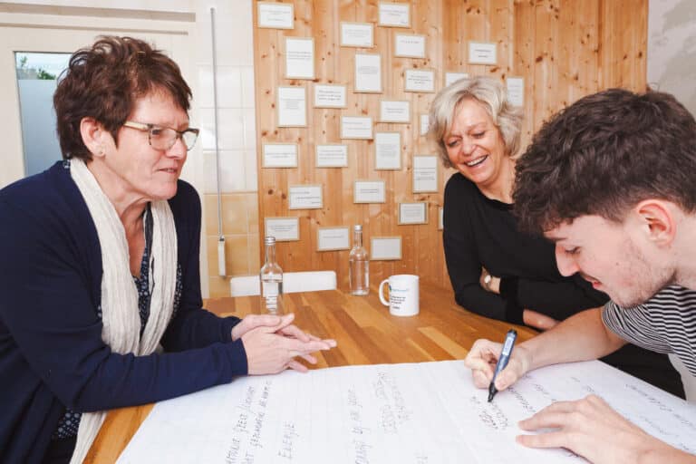 Cursisten werken aan een opdracht tijdens ademcoach opleiding