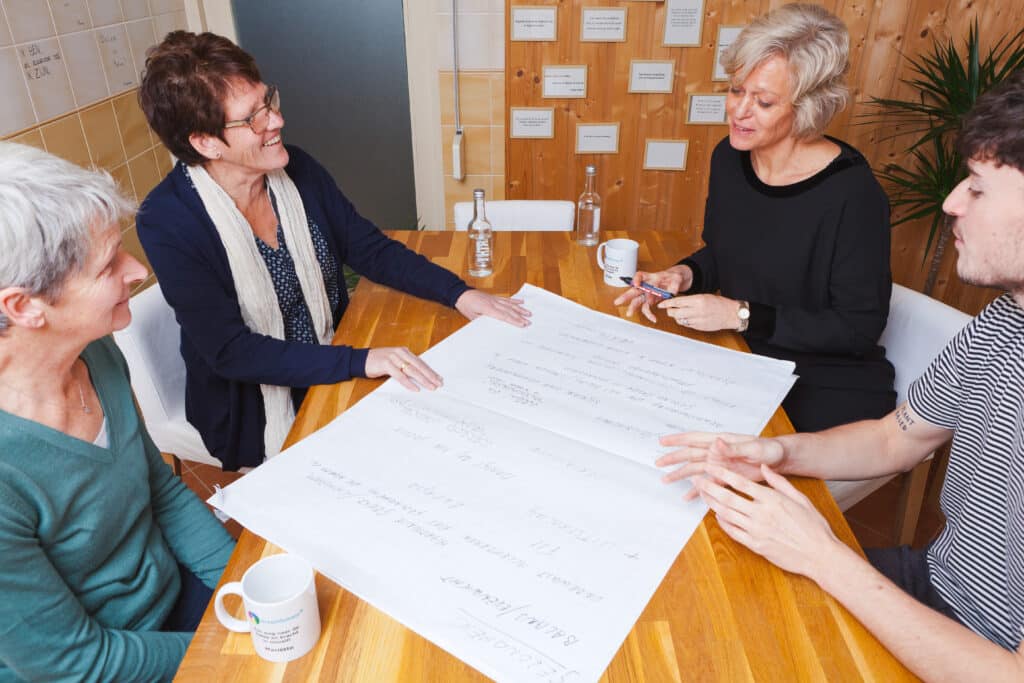 Vier cursisten werken samen aan een opdracht tijdens de opleiding