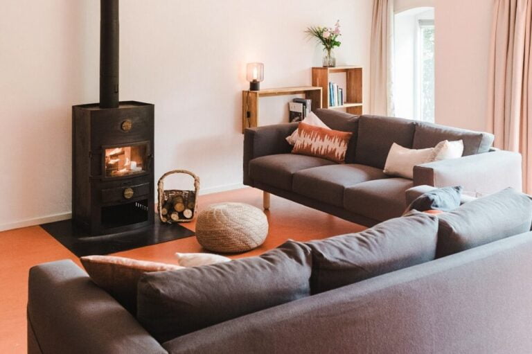 Huiskamer bij Athanor met open haard en comfortabele banken