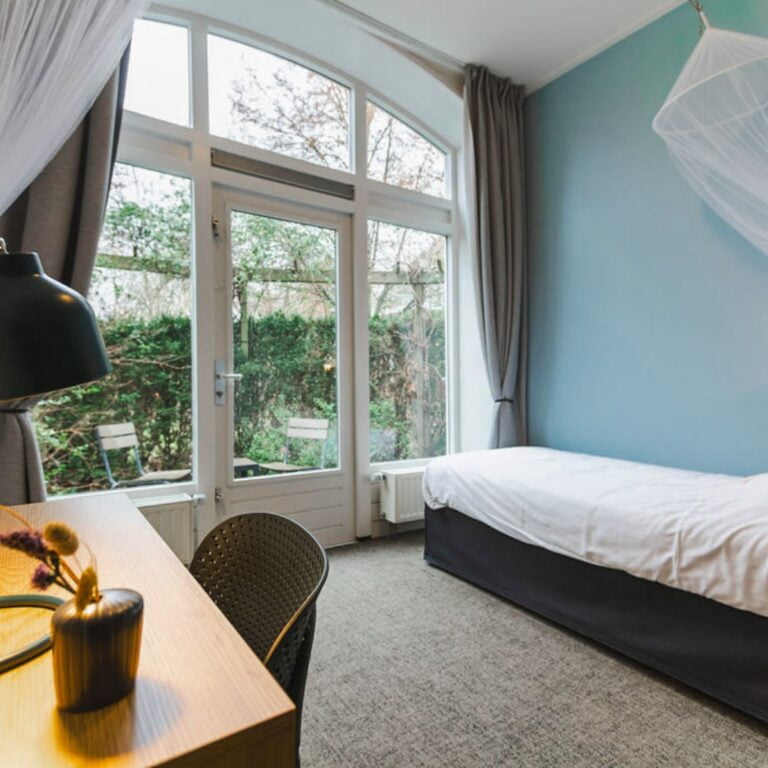 Slaapkamer met uitzicht op het groen bij Athanor