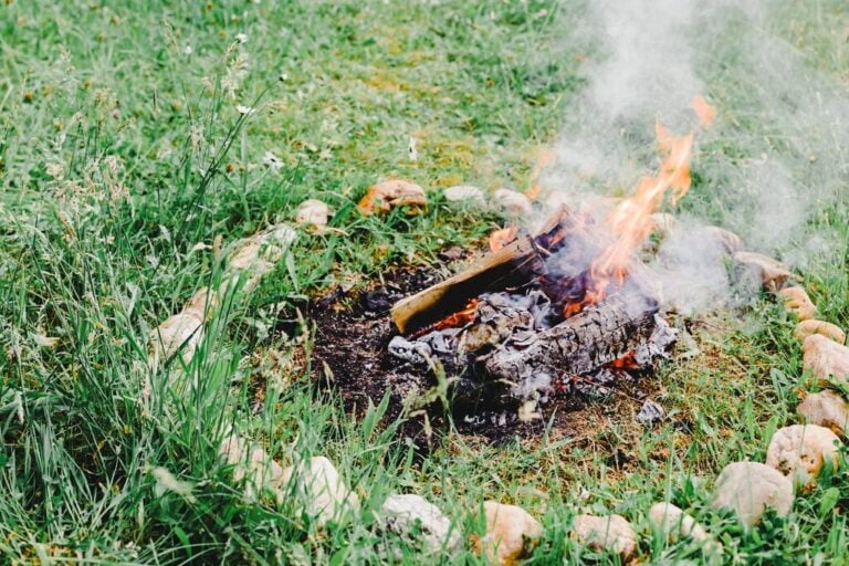 Kampvuur bij Athanor op het gras