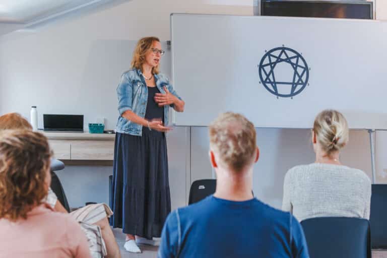 Trainer Jacquelien in gesprek met de deelnemers van een workshop in het Breathfulness Center te Steenbergen.
