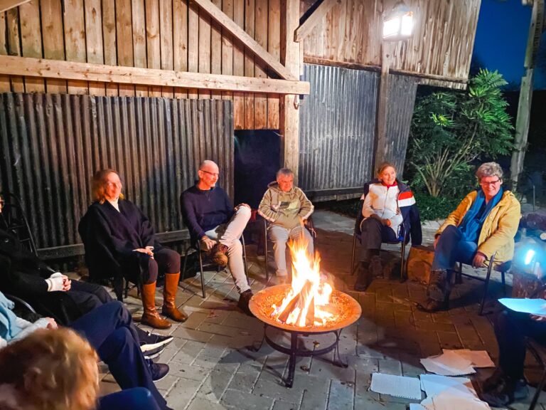 retreat deelnemers rond het kampvuur