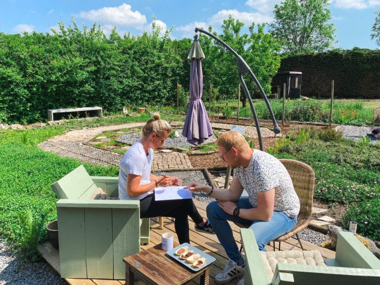 Twee cursisten combineren de lunchpauze met een 1-op-1 oefening tijdens de opleiding.