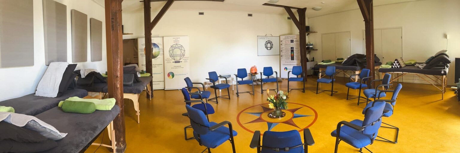 Panorama van retreatzaal Athanor