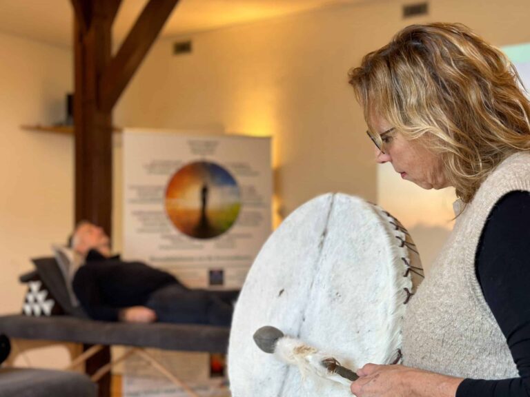 Jacquelien slaat op drum tijdens ademsessie