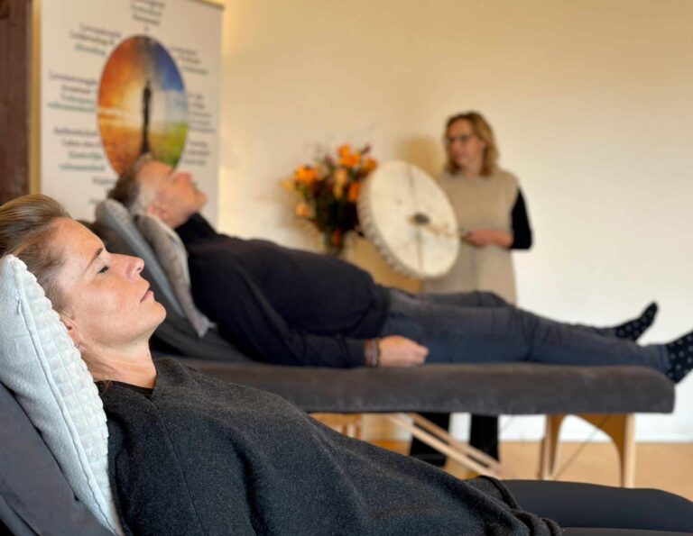 Deelnemers ademsessie met Jacquelien op drum