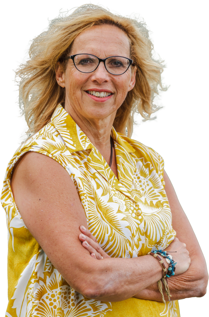 Jacquelien met haar armen over elkaar in een licht geel shirt