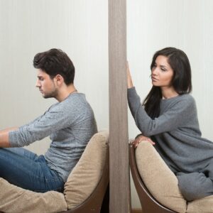 Koppel gescheiden door een muur, symboliseert gebrek aan verbinding