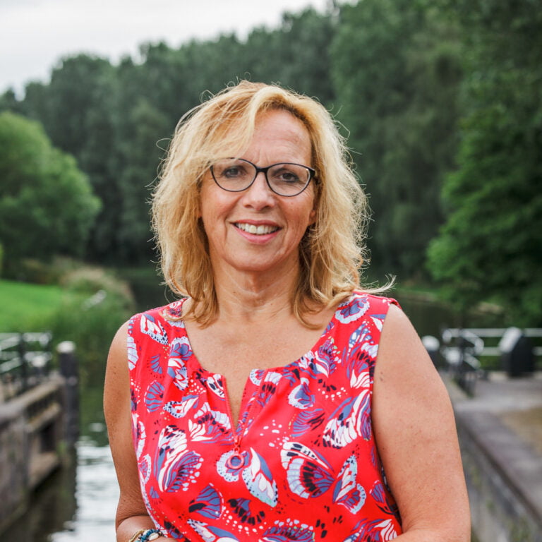 Jacquelien, grondlegger van Breathfulness, buiten op een sluis