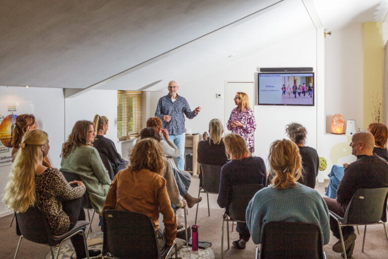 Marco en Jacquelien geven samen les tijdens de opleiding van Breathfulness, voor een vol leslokaal.