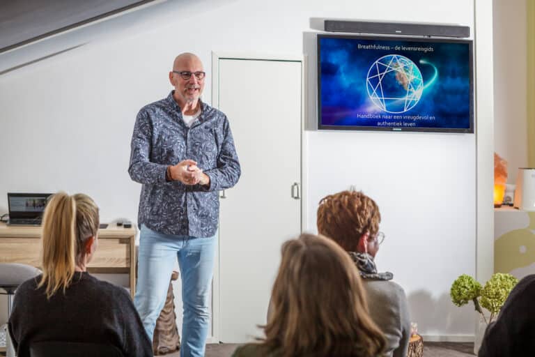 Trainer Marco geeft een training aan een groep cursisten in het Breathfulness Center te Steenbergen.