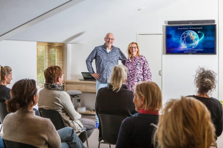 Trainers Marco en Jacquelien geven les aan cursisten in de Breathfulness coaching opleiding