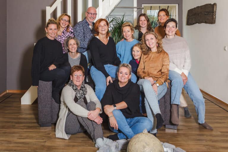 Groep van Breathfulness partners poserend in de hal van het Center samen met Marco en Jacquelien, lachend naar de camera.