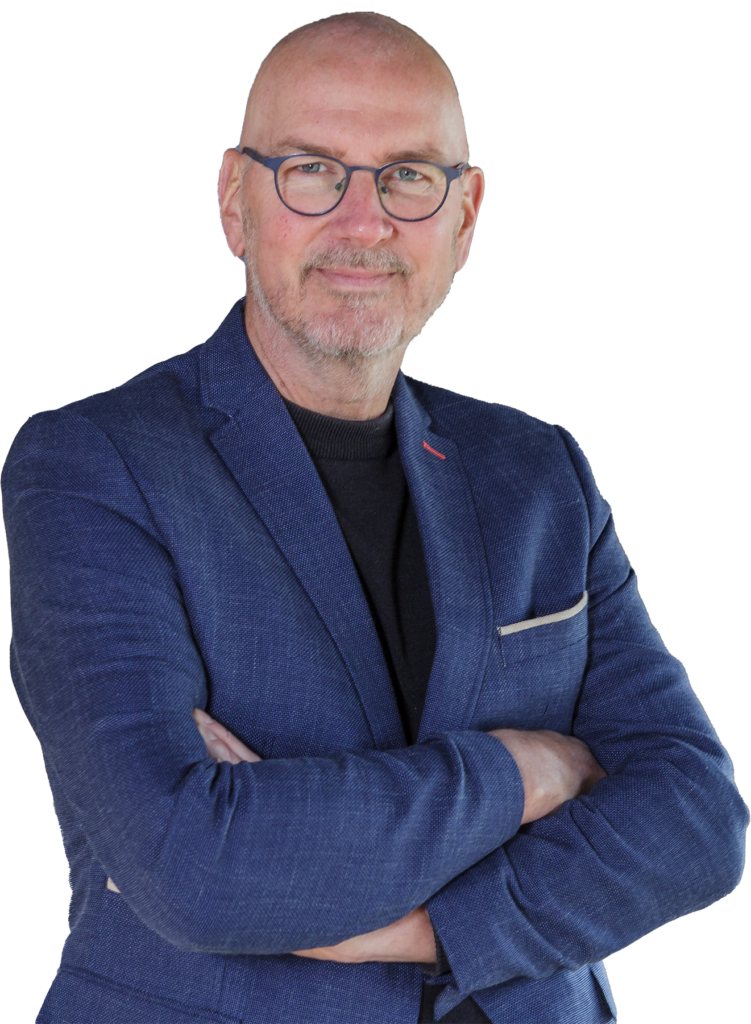 Marco met zijn armen over elkaar in een blauw pak