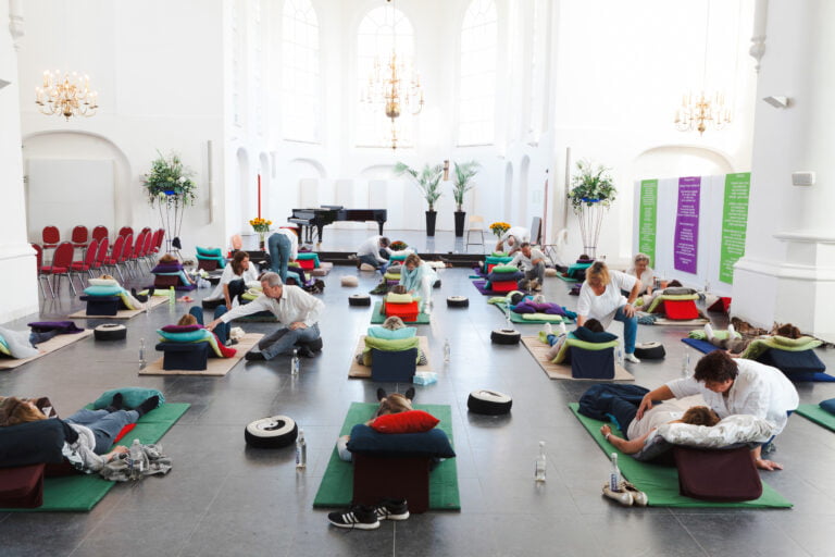 Deelnemers krijgen een ademsessie tijdens Breathfulness event