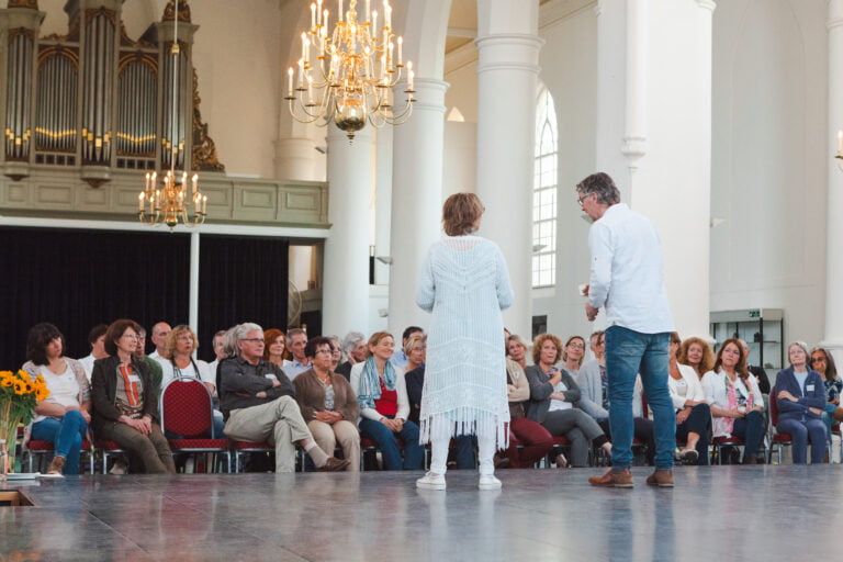 Marco en Jacquelien tijdens Breathfulness event Let Your Soul Breath zijn wat aan het uitleggen aan het publiek