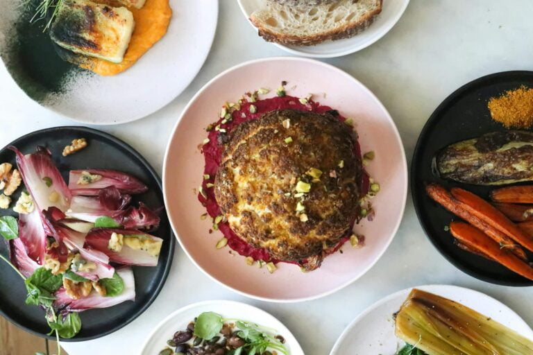 Vegetarische maaltijden tijdens de retreat, met een bloemkool in het midden.