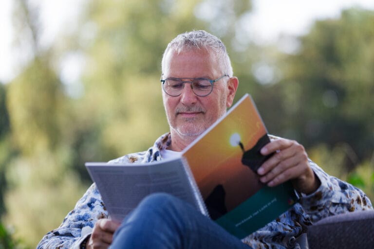 Marco leest in het werkboek van het licht in mij