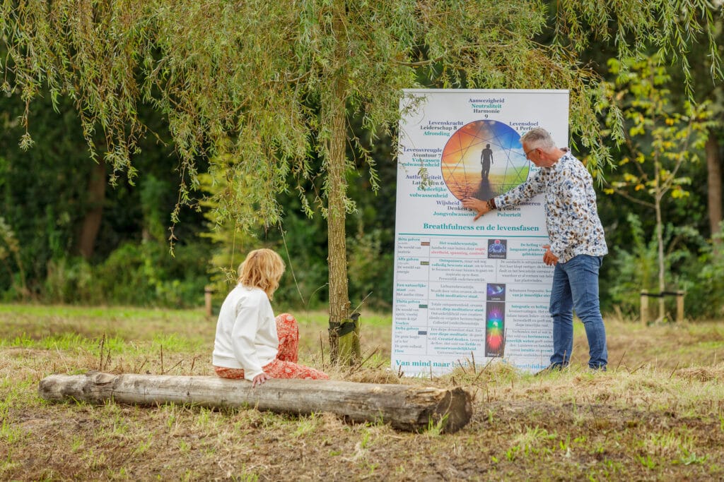 Marco legt buiten het enneagram uit met banner
