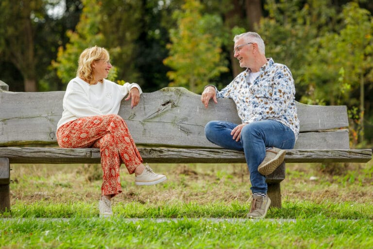 Marco en Jacquelien in gesprek op een bankje in het park