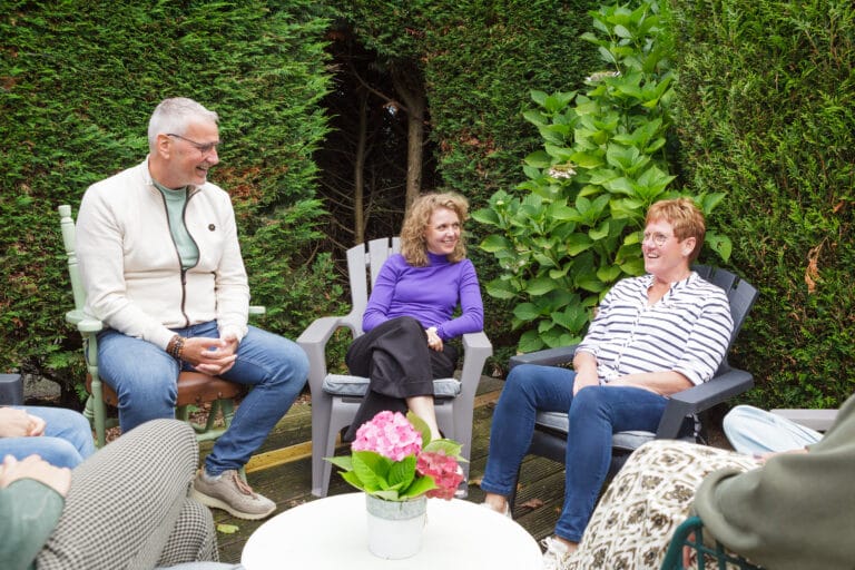 Marco bij een kringgesprek in de buitenlucht, waarbij delen en helen de kern vormen