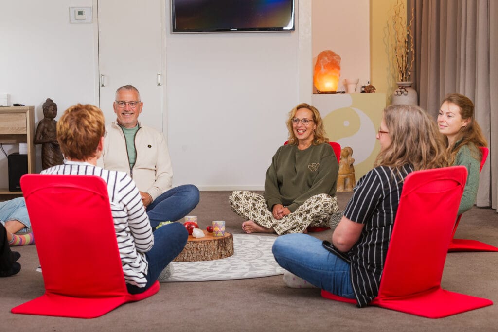 marco en jacquelien met groep in cirkel