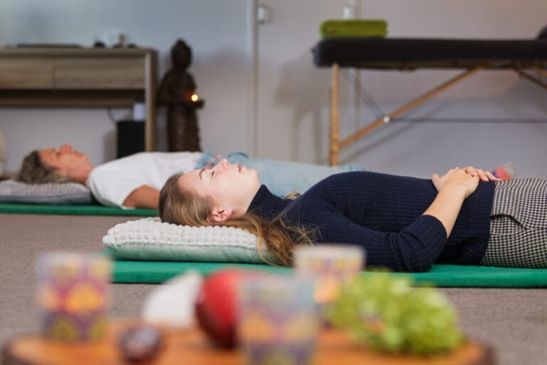 Ademsessie in het Breathfulness Center.