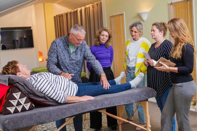 Accupressuur demonstratie knie door Marco