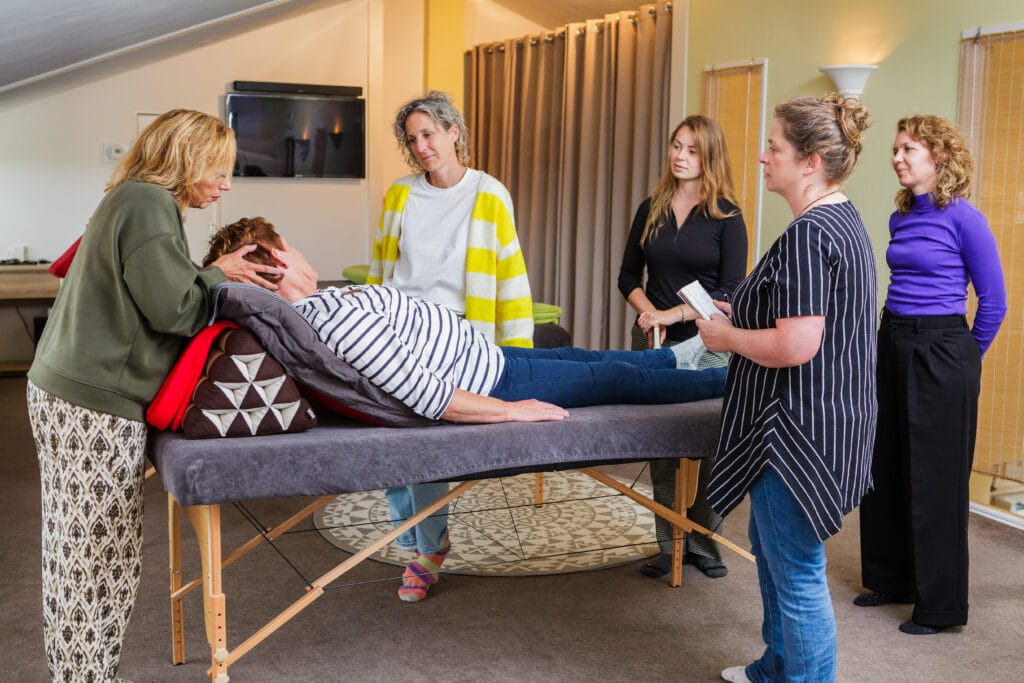 jacquelien geeft demonstratie aan groep coaches tijdens de opleiding