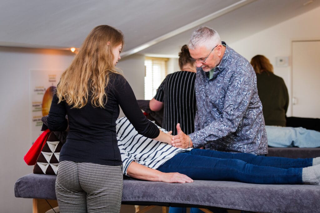 Accupressuurpunt op de buik tijdens sessie