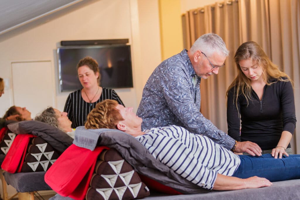marco demonstreert accupressuur op de knie tijdens ademsessie