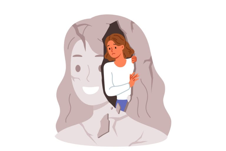 Vrouw kijkt nieuwsgierig uit gebroken zelfbeeld