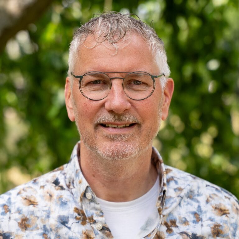 Een portretfoto van Marco de Jager, de oprichter van Breathfulness en een ervaren coach en trainer
